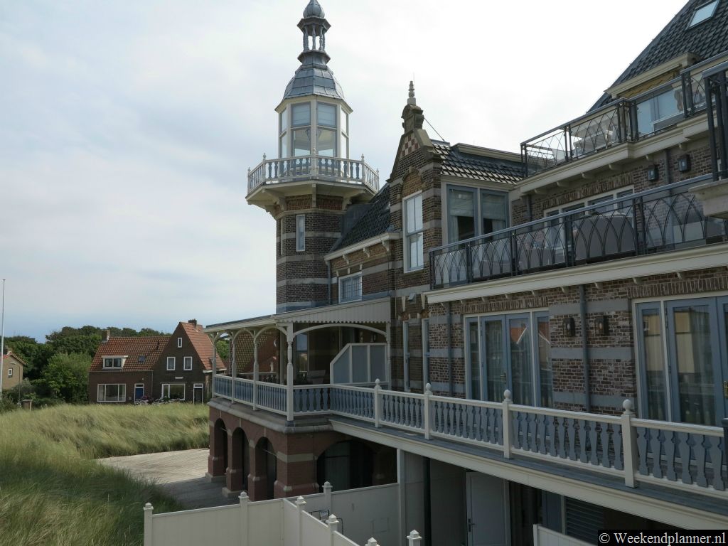 Het gebouw van Restaurant het Badpaviljoen stamt uit de 19de eeuw en was ooit een hotel. Vanaf het terras heeft u een prachtig uitzicht op zee.Tip: Bij  Domburg liggen meerdere vakantieparken.